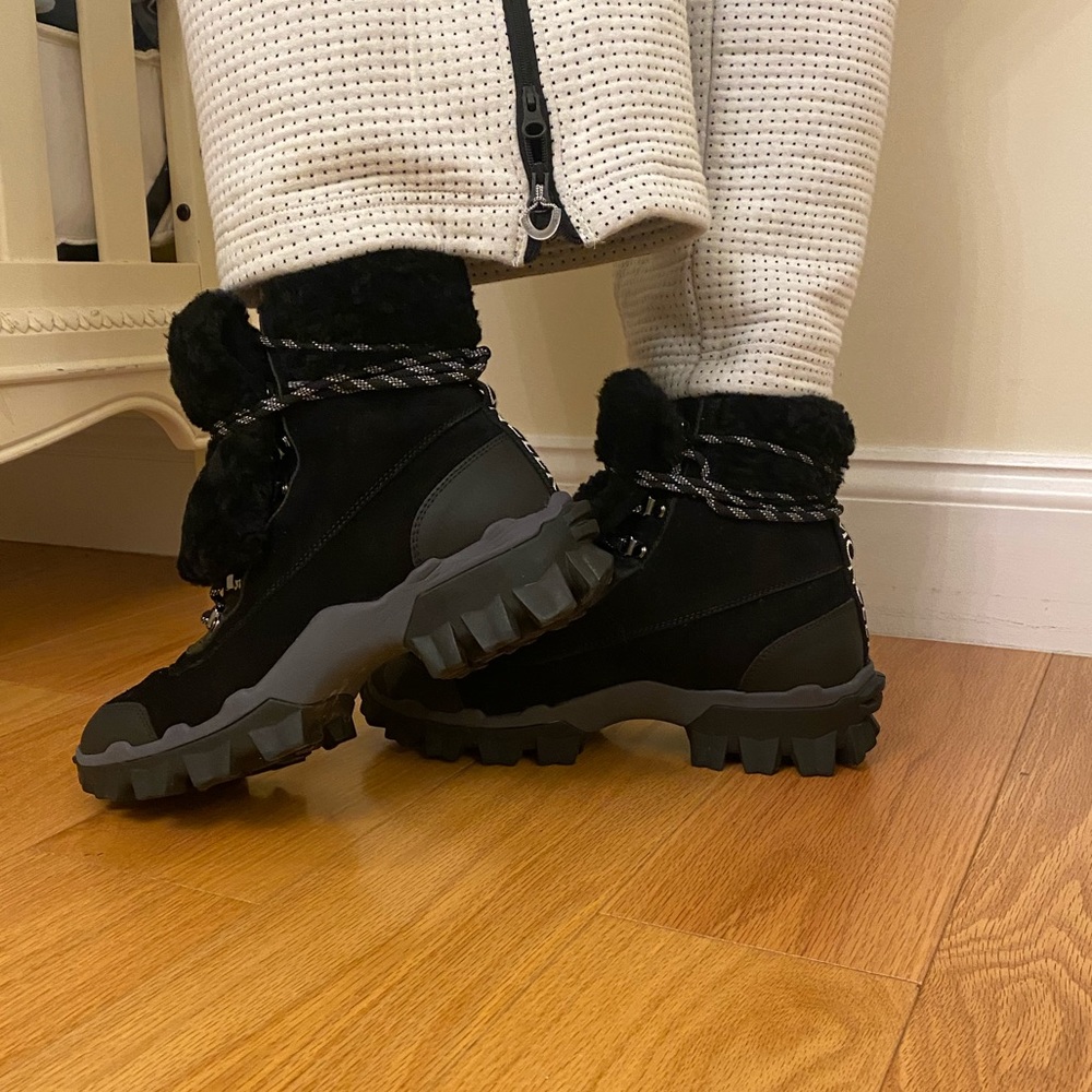 Boots Moncler, very warm, Black color,  Eur 39 size, but runs small like 38 size